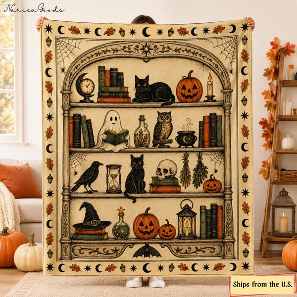Op de afbeelding: Een crèmekleurige plaid met een boekenplankillustratie en Halloween-motieven zoals een zwarte kat, geest, uil, schedel, pompoenen, boeken en een heksenhoed. De rand toont manen, sterren, eikels en herfstbladeren.