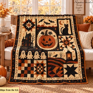 Puede incluir: Una colcha con temática de Halloween que presenta una calabaza naranja central rodeada de bloques que representan un gato negro, una casa encantada, fantasmas, murciélagos, un cuervo, una linterna y patrones de estrellas geométricas en negro, naranja y crema.