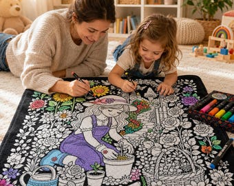 Peut inclure: Un tapis de coloriage en tissu noir avec une illustration au trait blanc représentant une personne jardinant parmi des fleurs. Le motif inclut un soleil, un arrosoir, un panier et une pelle. Le tapis est partiellement colorié en violet, jaune et bleu.