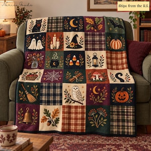 Può includere: Una coperta decorativa con una griglia di quadrati a tema autunnale e di Halloween, tra cui un gatto nero, fantasmi, candele, un cappello da strega, zucche, un calderone, una ragnatela, un gufo, una scopa, una campana, funghi e motivi scozzesi.