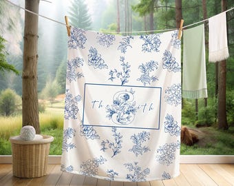 Niestandardowy koc toile z nazwiskiem, świąteczny prezent z monogramem kwiatowym, narzuta z kwiatem na nazwisko, prezenty na parapetówkę, koc dla nowożeńców