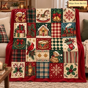 Può includere: Una coperta in peluche con un design patchwork di motivi natalizi che include orsacchiotti, un cavallo a dondolo, una casa di pan di zenzero, un treno a vapore, un cardinale, un tamburo, bastoncini di zucchero, una lanterna e motivi festivi.