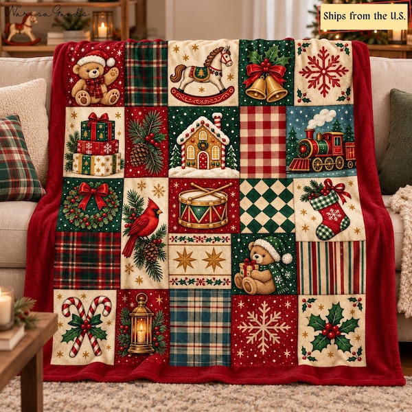 Op de afbeelding: Een pluche deken met een patchworkontwerp van kerstmotieven, waaronder teddyberen, een hobbelpaard, een peperkoekhuisje, een stoomtrein, een kardinaalvogel, een trommel, zuurstokken, een lantaarn en diverse feestelijke patronen in rood en groen.