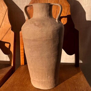 茶色と白の素朴な陶器の花瓶 | ミニマリストのモダンな装飾