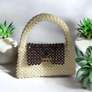 Bolso hecho a mano con cuentas de perlas