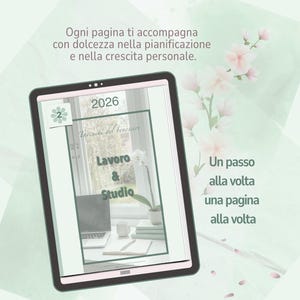 Op de afbeelding: Een digitale tablet met een planner met de tekst "2026" en "Lavoro & Studio". De afbeelding bevat tekst in het Italiaans, met een zachtgroen en roze kleurenschema en bloemaccenten.