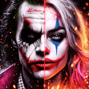 Op de afbeelding: Een close-up portret van een gesplitst gezicht, half Joker en half Harley Quinn. De Joker-kant is groen en wit met een rode glimlach, terwijl de Harley Quinn-kant rood en wit is met blauwe accenten. De achtergrond is een wazige rood-oranje kleur.
