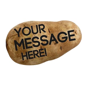 Pode incluir: Uma batata marrom com o texto "YOUR MESSAGE HERE!" impresso nela.