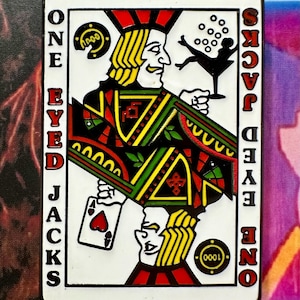 Pin de esmalte duro de Twin Peaks One Eyed Jacks (edición limitada): gira el pin para ver el símbolo de la cueva del búho, la ruleta, el ojo vacío, el as y la carta de juego.