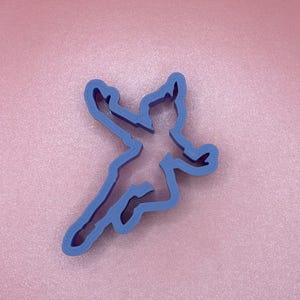 Peter Pan Cookie Cutter – Made from durable PLA, this cutter lets you create magical Peter Pan-shaped cookies! Perfect for themed parties, birthdays, or Disney fans. Easy to use and available in multiple sizes. Hand wash only.