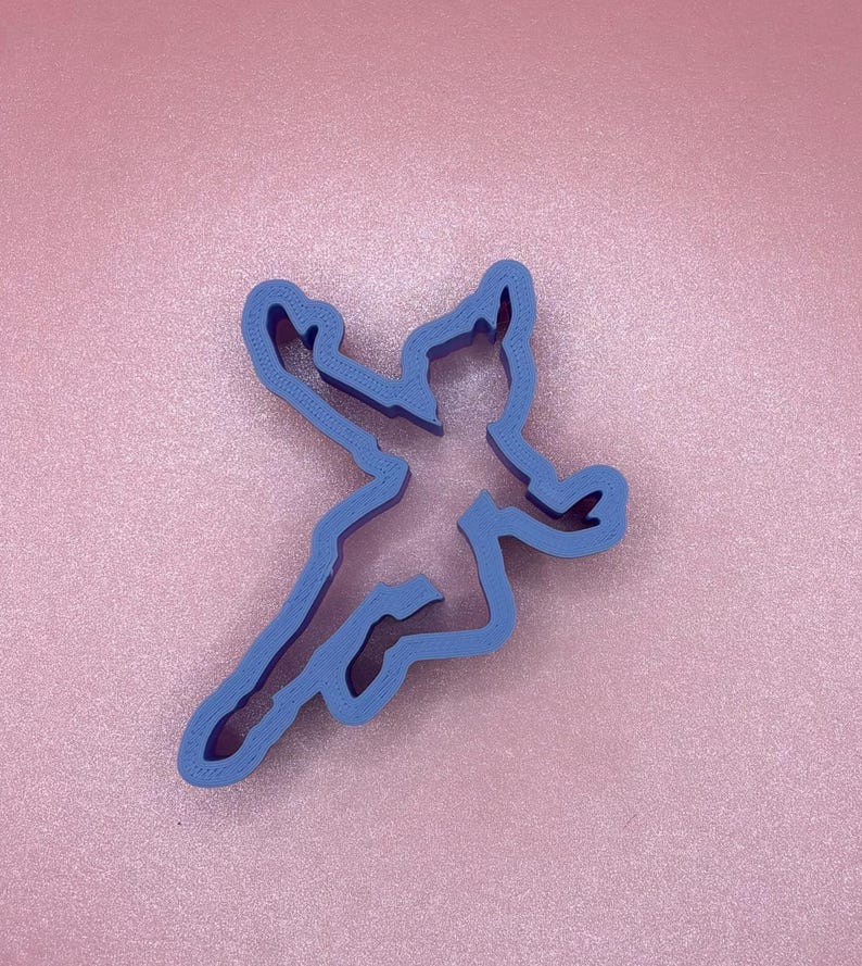 Peter Pan Cookie Cutter – Made from durable PLA, this cutter lets you create magical Peter Pan-shaped cookies! Perfect for themed parties, birthdays, or Disney fans. Easy to use and available in multiple sizes. Hand wash only.