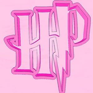 Könnte beinhalten: Eine rosa Grafik der Buchstaben "HP" mit einem Blitz, vor einem rosa Hintergrund. Die Buchstaben und der Blitz haben einen geschichteten Effekt mit einer dunkleren rosa Umrandung.