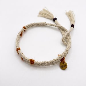 Pulsera tejida a mano con colgante de cerámica hecho a mano / Joyería personalizada de lana merino para él y para ella / Regalo artesanal único