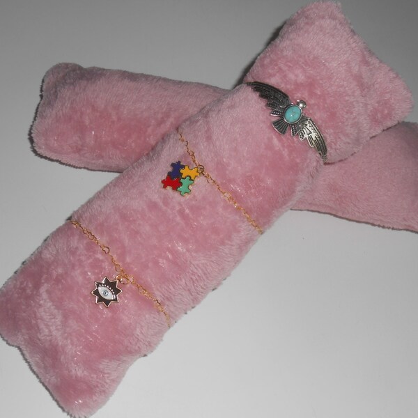 PRESENTOIR  bracelets bijoux forme boudin coussin oreiller en pilou pilou rose