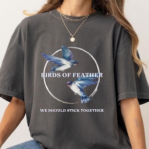 Birds of Feather グラフィックTシャツ：ロマンティックなユニセックスTシャツ