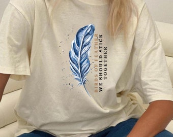 Birds of Feder T-Shirt: Romantisches Grafik-T-Shirt