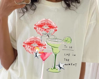 Live in The Moment Graphic Tee: Unisex-Baumwollmischung