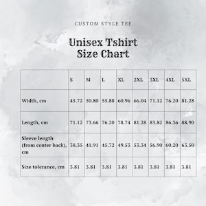 Puede incluir: Tabla de tallas de camiseta unisex con medidas en cent&iacute;metros para ancho, largo, largo de manga (desde el centro de la espalda) y tolerancia de talla.