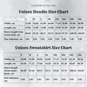 Puede incluir: Tabla de tallas para sudaderas con capucha y sudaderas unisex con medidas en cent&iacute;metros para el ancho, la longitud, la longitud de la manga desde la parte posterior central y la tolerancia de tama&ntilde;o.