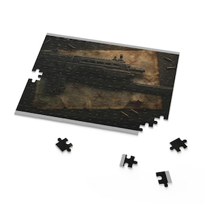 Puede incluir: Rompecabezas negro con la imagen de un rifle sobre un mapa antiguo. El rompecabezas tiene piezas dispersas y la palabra "OUTPOST" es visible. El tema general es militar o táctico.