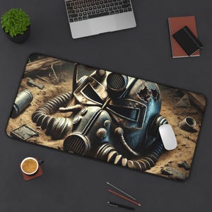 Puede incluir: Primer plano de un casco de Power Armor Fallout oxidado, azul y marrón con una máscara de gas, que yace sobre una superficie arenosa.