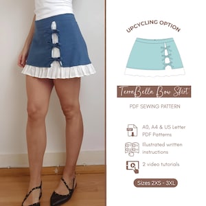 Op de afbeelding: Een blauwe rok met een witte ruchezoom en drie strikken aan de zijkant. De afbeelding toont de tekst TerraBella Bow Skirt, PDF SEWING PATTERN, A0, A4 & US Letter PDF Patterns, Illustrated written instructions, 2 video tutorials en Sizes 2XS - 3XL.