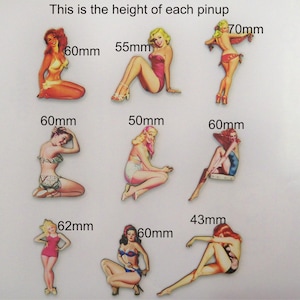 Peut inclure: Neuf découpes en bois de pin-up dans différentes poses. Les découpes sont peintes dans des couleurs vives et ont un style vintage. La hauteur de chaque découpe est indiquée en millimètres.