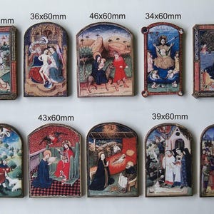 以下が含まれることがあります： 聖書から場面を描いた、額縁付きのミニチュア絵画10点セット。絵画は木製の板に描かれており、金色の額縁が付いています。絵画はすべて高さ60mm、幅は34mmから46mmです。