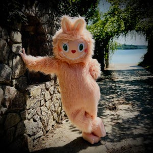 Labubu Maskottchen Kostüm - Fan-gefertigter Plüsch-Fursuit, Benutzerdefinierte Farbe / Größe, langer Pelzplüsch, Erwachsenen-Performeranzug für Partys-Veranstaltungen