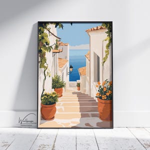 Puede incluir: Una pintura de una calle estrecha y encalada con escalones que conducen a una vista del océano. La calle está bordeada de plantas en macetas y flores, incluida una gran planta en maceta con hojas verdes y una maceta de terracota.