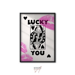 Lucky You Wall Art • Pôster retrô moderno • Decoração estética para sala • Queen of Hearts Wall Art • Impressão moderna do beijo da rainha • Presente de inauguração de casa