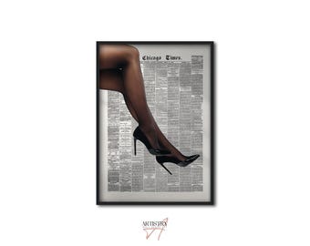 Puede incluir: Una impresión de periódico en blanco y negro con un par de tacones altos negros encima. El titular del periódico dice "Chicago Times."