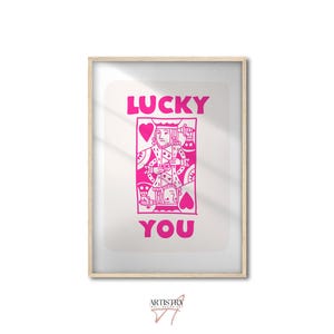 Lucky You muurkunst • Trendy retroposter • Esthetische kamerdecoratie • Roze hartenkoningin muurkunst • Trendy koningin print • Housewarmingcadeau