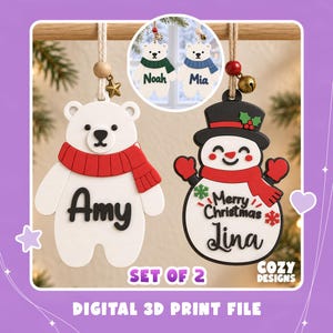 Op de afbeelding: Een set van twee hangende ornamenten met een witte ijsbeer met een rode sjaal en de naam Amy, en een sneeuwpop met een zwarte hoge hoed, rode sjaal en de naam Lina, inclusief ophangkoorden met houten kralen en kleine bedeltjes.