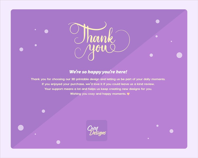K&ouml;nnte beinhalten: Eine lila Karte mit den Worten "Thank you" in eleganter Schrift. Die Karte enth&auml;lt auch den Text "We're so happy you're here!" und eine Dankesbotschaft. Das Cozy Designs-Logo befindet sich unten.