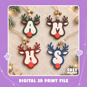 Könnte beinhalten: Vier rentierförmige Ornamente mit den Buchstaben A, M, H und S. Jedes Ornament hat eine rote Nase, ein Geweih und eine Juteschnur mit Holzperlen und einer kleinen goldenen Glocke. Der Text "COZY DESIGNS" und "DIGITAL 3D PRINT FILE" ist sichtbar.