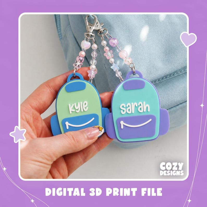 Puede incluir: Dos llaveros con forma de mochila y cuentas. Uno es verde claro con el nombre Kyle, el otro es azul verdoso y morado con el nombre Sarah. Ambos tienen letras blancas y una l&iacute;nea de cremallera blanca. Se ve el texto Cozy Designs Digital 3D Print File.