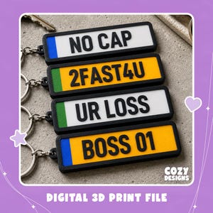 Puede incluir: Cuatro llaveros rectangulares con diseño de matrículas, marcos negros y anillas metálicas. Las placas muestran los textos NO CAP, 2FAST4U, UR LOSS y BOSS 01 en letras negras sobre fondos blancos o amarillos con detalles en azul o verde.