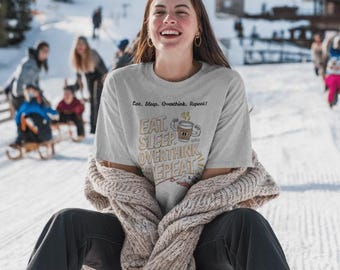 Comer. Dormir. Pensar demasiado. Repetir. Camiseta unisex de algodón grueso. Ropa divertida para la salud mental. Regalo para los que piensan demasiado. Camiseta con humor identificable.
