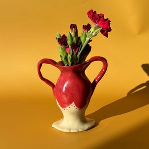 Jarrón de cerámica hecho a mano: decoración para el hogar llamativa y colorida.