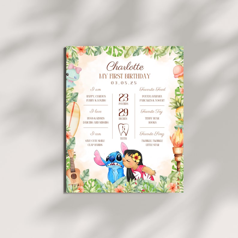 K&ouml;nnte beinhalten: Ein personalisiertes Poster zum ersten Geburtstag mit tropischem Thema. Das Poster zeigt den Namen "Charlotte", das Datum 03.05.25 und Details wie Gewicht (10,4 kg) und Gr&ouml;&szlig;e (73,7 cm). Enth&auml;lt Zeichentrickfiguren und florale Akzente.