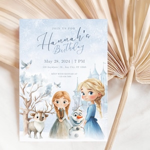 Puede incluir: Tarjeta de invitación azul claro con el texto "Join us for Hannah's Birthday" y detalles del evento. La tarjeta presenta ilustraciones de personajes de dibujos animados, un castillo y un reno. El fondo es un lavado de acuarela.