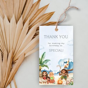 Puede incluir: Una etiqueta de regalo blanca con el texto "THANK YOU for making my birthday so SPECIAL!" presenta una ilustraci&oacute;n de acuarela de personajes en una playa con un barco, una palmera y olas. Una hoja de palma seca est&aacute; en el fondo.