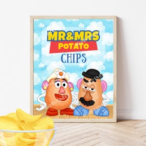 Könnte beinhalten: Ein gerahmter Druck mit den Figuren von Mr. und Mrs. Potato Head und den Worten "MR & MRS POTATO CHIPS" vor einem blauen Himmel. Eine Schüssel mit Kartoffelchips befindet sich im Vordergrund.