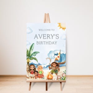 Puede incluir: Un letrero de bienvenida para el cumplea&ntilde;os de Avery, con una escena de playa con personajes de dibujos animados, un velero y una hoguera. El letrero se muestra en un caballete de madera, con el texto "WELCOME TO AVERY'S BIRTHDAY".