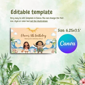 Op de afbeelding: Bewerkbare sjabloon voor een 5e verjaardagsfeest met een cartoonafbeelding van Moana en Maui op een strand met golven en palmbomen. De tekst "Olivia's 5th Birthday" staat op de banner. De banner is 15,9 cm bij 8,9 cm.