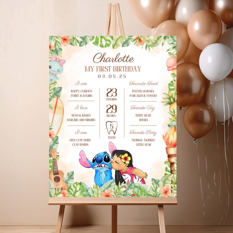 K&ouml;nnte beinhalten: Personalisierte Geburtstagstafel f&uuml;r "Charlotte" mit "My First Birthday". Die Tafel zeigt Gewicht (10,4 kg) und Gr&ouml;&szlig;e (73,7 cm), Lieblingsdinge und eine Cartoon-Illustration, dekoriert mit tropischen Bl&auml;ttern.
