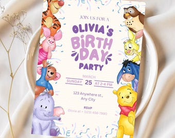 Könnte beinhalten: Eine Einladung zu einer Winnie Puuh-Geburtstagsparty mit einem lila und weißen Hintergrund. Die Einladung zeigt ein buntes Konfetti-Design und Bilder von Winnie Puuh und seinen Freunden. Der Text auf der Einladung lautet "Feiert mit uns Olivias Geburtstagsparty" und enthält das Datum, die Uhrzeit und den Ort der Party.