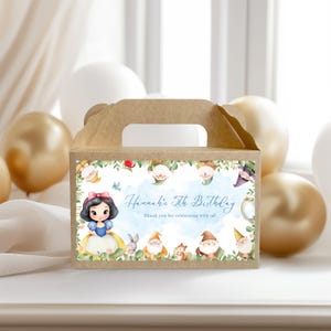 Könnte beinhalten: Eine braune Papp-Geschenkbox mit Griff. Die Box hat einen Aufkleber mit einem Cartoon-Bild von Schneewittchen und den sieben Zwergen. Der Aufkleber lautet "Hannah's 5th Birthday" und "Thank you for celebrating with us!"