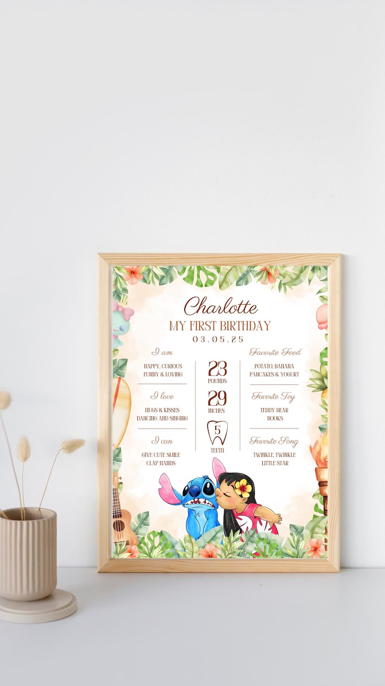 K&ouml;nnte beinhalten: Ein gerahmter Druck f&uuml;r einen ersten Geburtstag mit dem Namen "Charlotte" und Details wie Gewicht (10,4 kg) und Gr&ouml;&szlig;e (73,7 cm). Mit Illustrationen von Stitch und Lilo sowie tropischem Laub.